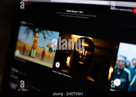 Kiew, Ukraine - 14. Oktober 2021: Squid-Spielshow im Fernsehen. Squid Spiel ist eine südkoreanische Fernsehserie Streaming auf Netflix Stockfoto