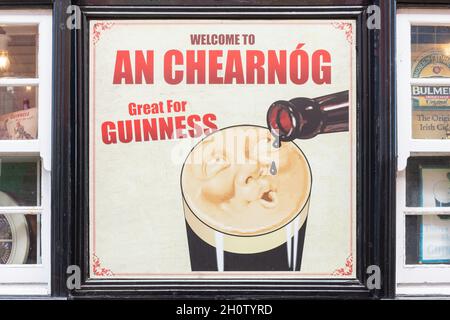 Guinness-Werbung im Retro-Stil auf dem Pub-Äußeren, The Square Bar, The Square, Tralee (Tra Li), County Kerry, Republik Irland Stockfoto