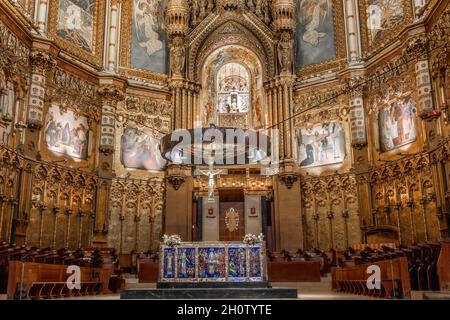 Montserrat, Spanien - 21. September 2021: Hauptaltar und Altarbild der Basilika von Montserrat in Barcelona, katalonien, spanien Stockfoto