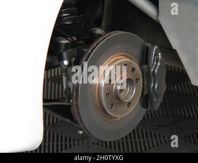 Die Vorderradbremse eines Motorwagens. Stockfoto