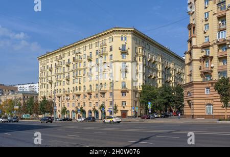 Wohn-, Mehrfamilienhaus, städtisches neunstöckiges Gebäude aus dem Jahr 1955 auf dem Malaya-Sukharevskaya-Platz: Moskau, Russland - 13. September 2021 Stockfoto