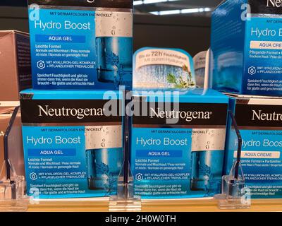 Viersen, Deutschland - Oktober 9. 2021: Nahaufnahme von Iboxes Hydrogena Face Gel im Regal des deutschen Supermarkts Stockfoto