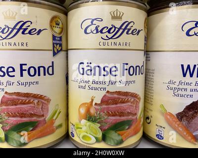 Viersen, Deutschland - Oktober 9. 2021: Nahaufnahme der Dosen escoffier Gänse Fond im Regal des deutschen Supermarkts Stockfoto