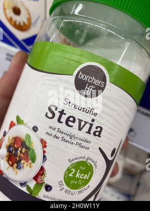 Viersen, Deutschland - Oktober 9. 2021: Nahaufnahme des Jars borchers Stevia Süßstoff im Regal des deutschen Supermarkts Stockfoto