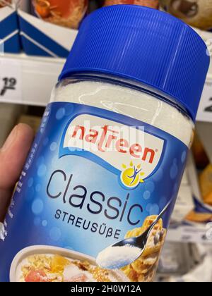 Viersen, Deutschland - Oktober 9. 2021: Nahaufnahme des JAR Natreen Süßstoffes im Regal des deutschen Supermarkts Stockfoto