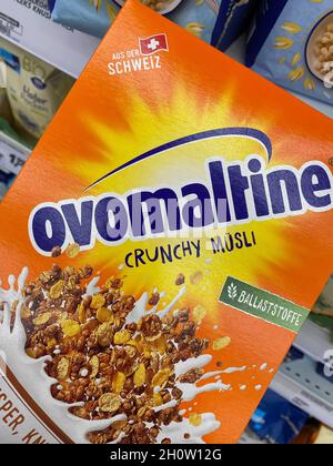 Viersen, Deutschland - Oktober 9. 2021: Nahaufnahme der Box ovomaltine Frühstücksmüsli im Regal des deutschen Supermarkts Stockfoto