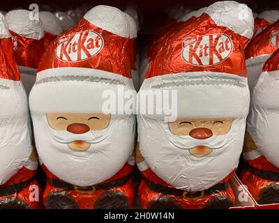 Viersen, Deutschland - Oktober 9. 2021: Nahaufnahme der kitkat-Schokolade Weihnachtsmänner im Regal des deutschen Supermarkts (Fokus auf dem Gesicht des rechten weihnachtsmanns) Stockfoto