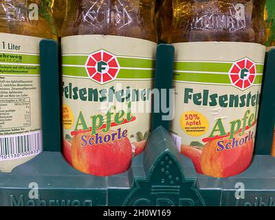 Viersen, Deutschland - Oktober 9. 2021: Nahaufnahme der Kiste Felsensteiner Apfelschorel im Regal des deutschen Supermarkts Stockfoto