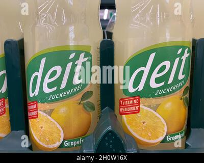 Viersen, Deutschland - Oktober 9. 2021: Nahaufnahme der Kiste Deit Limonade im Regal des deutschen Supermarkts Stockfoto