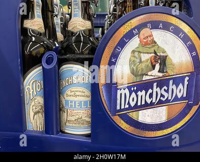 Viersen, Deutschland - Oktober 9. 2021: Nahaufnahme der Kiste Mönchhofs bayerisches Bier im Regal des deutschen Supermarkts Stockfoto