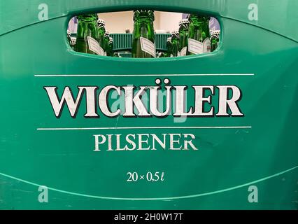 Viersen, Deutschland - Oktober 9. 2021: Nahaufnahme der Kiste Wicküler Pilsener Bier im Regal des deutschen Supermarkts Stockfoto