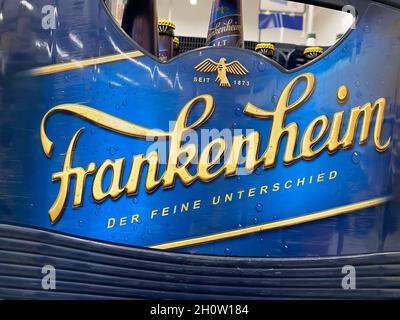 Viersen, Deutschland - Oktober 9. 2021: Nahaufnahme der Kiste Frankenheim Bierflaschen im Regal des deutschen Supermarkts Stockfoto