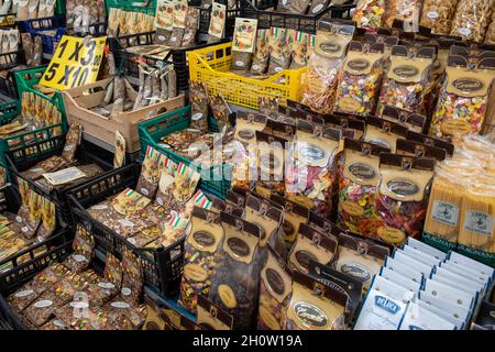 Gewürzmischungen und bunte Pasta werden als Souvenirs für Touristen auf dem Campo de’ Fiori Markt in Rom, Italien, verkauft Stockfoto