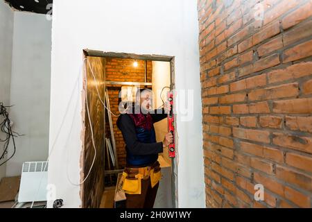 Material für Reparaturen in einer Wohnung ist im Bau, Umbau, Umbau und Renovierung. Stockfoto