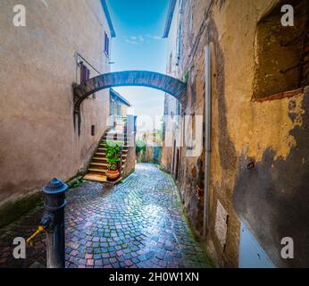 Schmale Gasse in einer kleinen Stadt in der Toskana, Italien Stockfoto