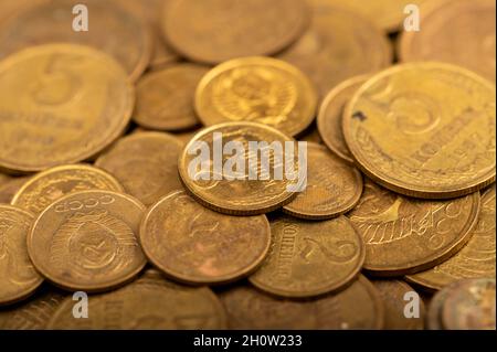 Alte Münzen in großer Menge aus dem Umlauf, Hintergrundbild, Nahaufnahme, selektiver Fokus Stockfoto