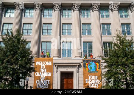 Mitglieder der Extinction Rebellion erheben die US-Handelskammer und hängen Banner während eines Klimaproteste in Washington, DC, USA. Oktober 2021. Die Aktionsgruppe demonstriert gegen die aktuelle Klimapolitik von Regierungen auf der ganzen Welt. Quelle: SIPA USA/Alamy Live News Stockfoto