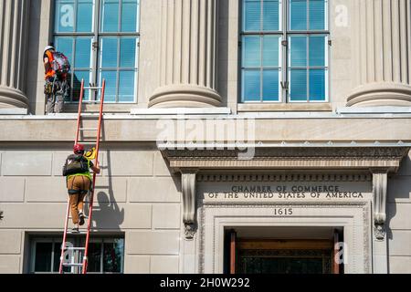 Mitglieder des Extinction Rebellion erheben die US-Handelskammer während eines Klimaproteste in Washington, DC, USA. Oktober 2021. Die Aktionsgruppe demonstriert gegen die aktuelle Klimapolitik von Regierungen auf der ganzen Welt. Quelle: SIPA USA/Alamy Live News Stockfoto