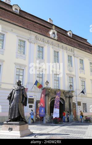 Neue Statue des Barons Samuel von Brukenthal, des habsburgischen Gouverneurs von Siebenbürgen 1774-1987, vor dem Brukenthal Museum, Piata Mare, Sibiu, Rumänien Stockfoto