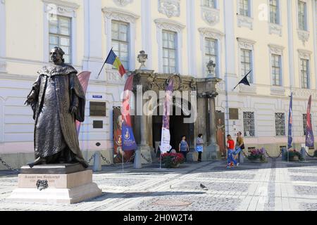 Neue Statue des Barons Samuel von Brukenthal, des habsburgischen Gouverneurs von Siebenbürgen 1774-1987, vor dem Brukenthal Museum, Piata Mare, Sibiu, Rumänien Stockfoto