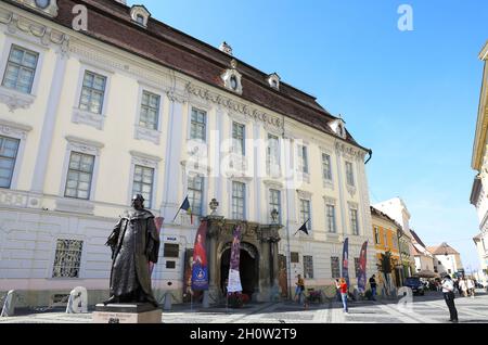 Neue Statue des Barons Samuel von Brukenthal, des habsburgischen Gouverneurs von Siebenbürgen 1774-1987, vor dem Brukenthal Museum, Piata Mare, Sibiu, Rumänien Stockfoto