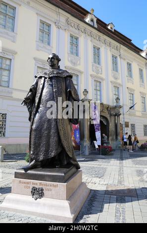 Neue Statue des Barons Samuel von Brukenthal, des habsburgischen Gouverneurs von Siebenbürgen 1774-1987, vor dem Brukenthal Museum, Piata Mare, Sibiu, Rumänien Stockfoto