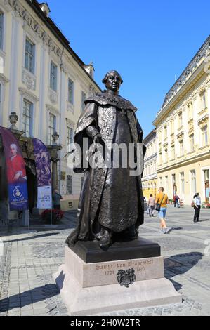 Neue Statue des Barons Samuel von Brukenthal, des habsburgischen Gouverneurs von Siebenbürgen 1774-1987, vor dem Brukenthal Museum, Piata Mare, Sibiu, Rumänien Stockfoto