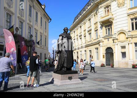 Neue Statue des Barons Samuel von Brukenthal, des habsburgischen Gouverneurs von Siebenbürgen 1774-1987, vor dem Brukenthal Museum, Piata Mare, Sibiu, Rumänien Stockfoto