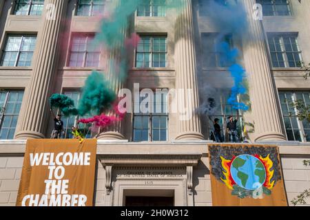 Mitglieder der Extinction Rebellion brennen während eines Klimaproteste in Washington, DC, USA, vor der US-Handelskammer Fackeln. Oktober 2021. Die Aktionsgruppe demonstriert gegen die aktuelle Klimapolitik von Regierungen auf der ganzen Welt. Quelle: SIPA USA/Alamy Live News Stockfoto