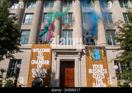 Mitglieder der Extinction Rebellion brennen während eines Klimaproteste in Washington, DC, USA, vor der US-Handelskammer Fackeln. Oktober 2021. Die Aktionsgruppe demonstriert gegen die aktuelle Klimapolitik von Regierungen auf der ganzen Welt. Quelle: SIPA USA/Alamy Live News Stockfoto