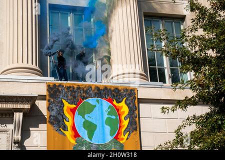 Mitglieder der Extinction Rebellion brennen während eines Klimaproteste in Washington, DC, USA, vor der US-Handelskammer Fackeln. Oktober 2021. Die Aktionsgruppe demonstriert gegen die aktuelle Klimapolitik von Regierungen auf der ganzen Welt. Quelle: SIPA USA/Alamy Live News Stockfoto