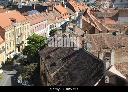 Blick vom Council Tower über die Dächer der Altstadt in Sibiu, Siebenbürgen, Rumänien Stockfoto