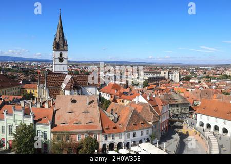 Blick vom Ratsturm über Piata Mica und zur Lutherischen Kathedrale in Sibiu, Siebenbürgen, Rumänien Stockfoto