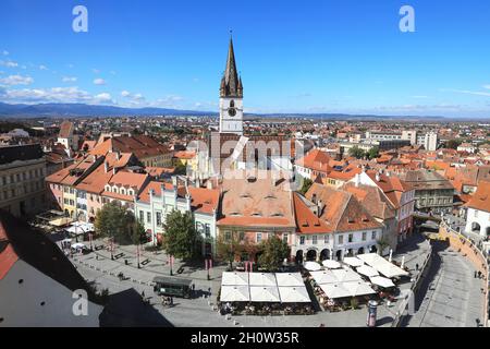 Blick vom Ratsturm über Piata Mica und zur Lutherischen Kathedrale in Sibiu, Siebenbürgen, Rumänien Stockfoto