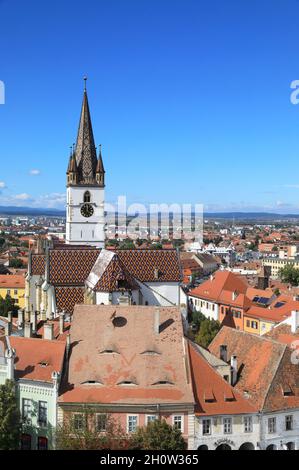 Blick vom Ratsturm über Piata Mica und zur Lutherischen Kathedrale in Sibiu, Siebenbürgen, Rumänien Stockfoto