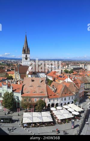 Blick vom Ratsturm über Piata Mica und zur Lutherischen Kathedrale in Sibiu, Siebenbürgen, Rumänien Stockfoto