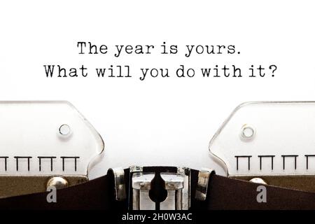 Inspirierendes Zitat das Jahr gehört dir. Was werden Sie damit machen? Auf alter Schreibmaschine geschrieben. Stockfoto