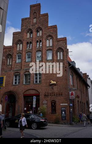 Lübeck, Deutschland - 20. Juli 2021 - ein typisches, mit einem Käfig abgestufte Giebelhaus Stockfoto