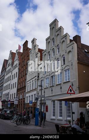 Lübeck, Deutschland - 20. Juli 2021 - ein typisches, mit einem Käfig abgestufte Giebelhaus Stockfoto