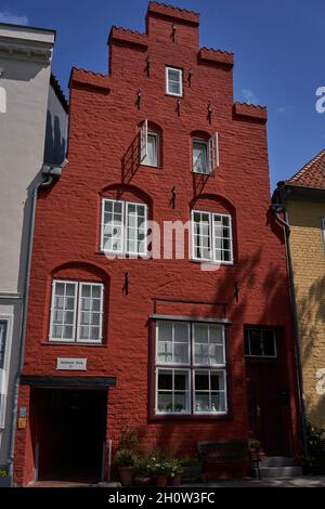 Lübeck, Deutschland - 20. Juli 2021 - ein typisches, mit einem Käfig abgestufte Giebelhaus Stockfoto