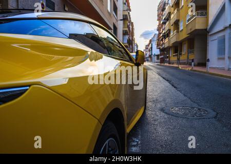 Gelber Sportwagen auf der Straße von Alicante geparkt Stockfoto