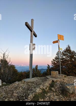 Gipfelkreuz auf dem Schneelhorn im zürcher oberland. Herbstaufgang. Tolles Wandergebiet in der Schweiz. Hügel, Sonne Stockfoto