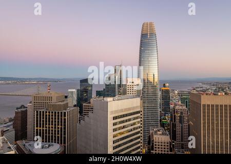 Sonnenuntergang über der Innenstadt von San Francisco Stockfoto