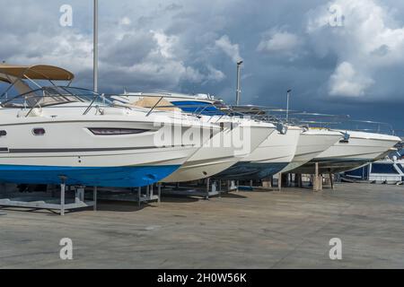 Freizeitboote auf Metallstativen für die zukünftige Restaurierung unterstützt. S'Estanyol Marina, Insel Mallorca, Spanien Stockfoto