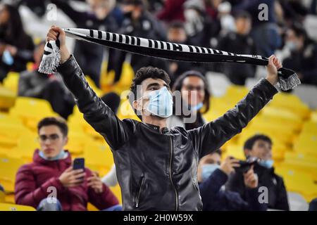 Turin, Italien. Oktober 2021. Juventus-Fan während der UEFA Womens Champions League-Gruppenphase 2: Fußballspiel zwischen Juventus und Chelsea im Allianz-Stadion in Turin, Italien Credit: SPP Sport Press Foto. /Alamy Live News Stockfoto