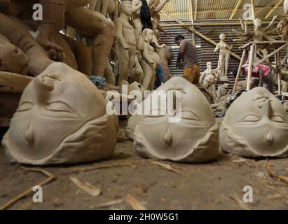 Ein Götzenhersteller, der vor dem Durga Puja Festival in Agartala in einem Studio Tonidole der Hindu-Gottheit Durga macht. Agartala, Tripura, Indien. Stockfoto