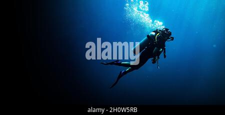 Frau Tauchen in tiefblauem Meer Banner auf schwarzem Hintergrund Stockfoto