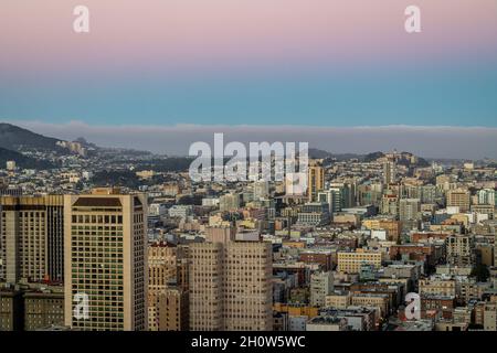 Sonnenaufgang über der Innenstadt von San Francisco Stockfoto