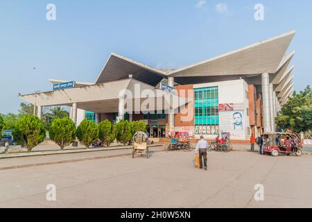 RAJSHAHI, BANGLADESCH - 9. NOVEMBER 2016: Blick auf den Bahnhof in Rajshahi, Bangladesch Stockfoto