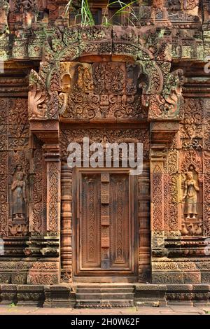 Detail der Schnitzereien in einer der Türen in Banteay Srei. Angkor, Kambodscha Stockfoto